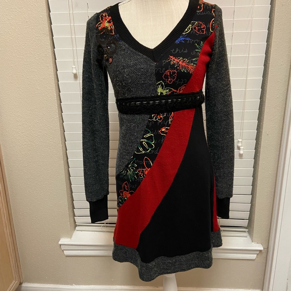 Kessley size small sweater dress. So unique. Some slight pilling. Rayon lining